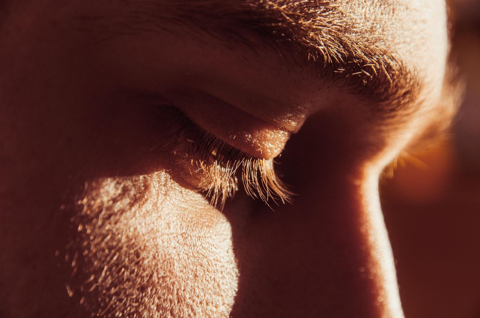 Visage recueilli, les yeux baissés, dans une lumière chaude
